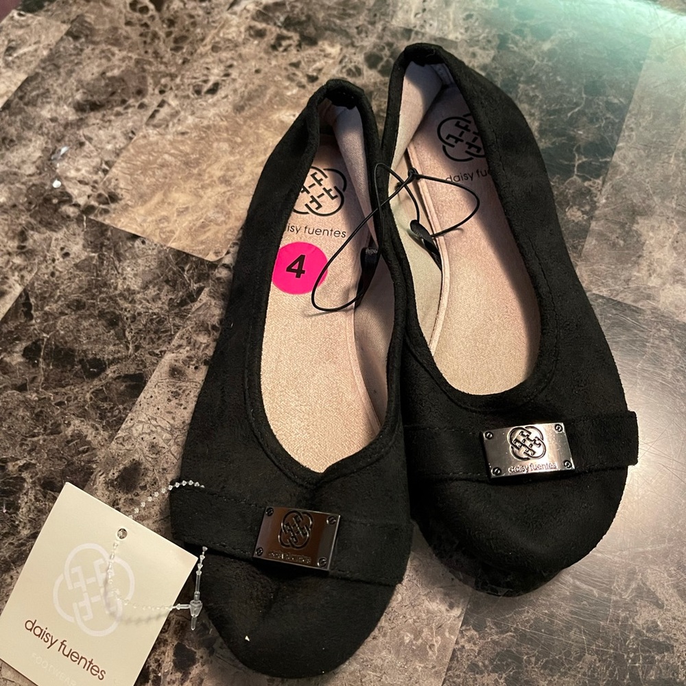 Brand New. Black women flats. Size 4 women. Daisy Fuentes brand - Picture 2 of 4